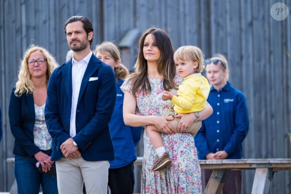 Le petit garçon de 3 ans est le fruit de l'amour entre le prince Carl Philip et la princesse Sofia
Le prince Carl Philip, la princesse Sofia et leur fils le prince Julian de Suède lors de l'inauguration de l'aire de jeux naturelle du Prince Julian dans la réserve naturelle Getterön à Varberg. Le 17 juin 2024 