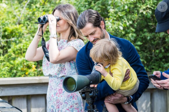 Le prince Carl Philip, la princesse Sofia et leur fils le prince Julian de Suède lors de l'inauguration de l’aire de jeux naturelle du Prince Julian dans la réserve naturelle Getterön à Varberg. Le 17 juin 2024  