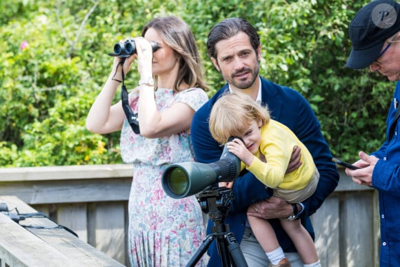 Le prince Carl Philip, la princesse Sofia et leur fils le prince Julian de Suède lors de l'inauguration de l’aire de jeux naturelle du Prince Julian dans la réserve naturelle Getterön à Varberg. Le 17 juin 2024  