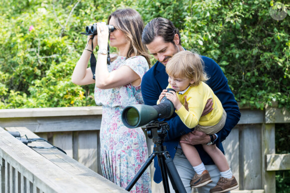 Le prince Carl Philip, la princesse Sofia et leur fils le prince Julian de Suède lors de l'inauguration de l’aire de jeux naturelle du Prince Julian dans la réserve naturelle Getterön à Varberg. Le 17 juin 2024  