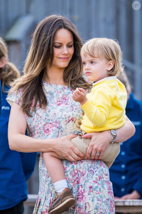 La princesse Sofia, le prince Julian de Suède lors de l'inauguration de l’aire de jeux naturelle du Prince Julian dans la réserve naturelle Getterön à Varberg. Le 17 juin 2024  