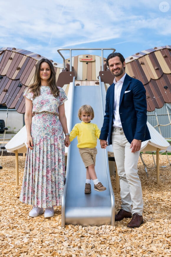 Le prince Carl Philip, la princesse Sofia et leur fils le prince Julian de Suède lors de l'inauguration de l’aire de jeux naturelle du Prince Julian dans la réserve naturelle Getterön à Varberg. Le 17 juin 2024  