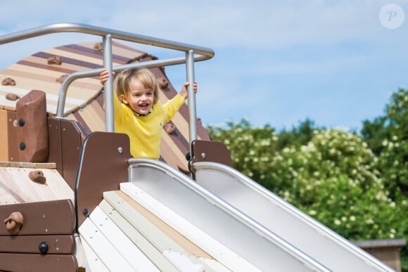 Le prince Julian de Suède lors de l'inauguration de l’aire de jeux naturelle du Prince Julian dans la réserve naturelle Getterön à Varberg. Le 17 juin 2024  