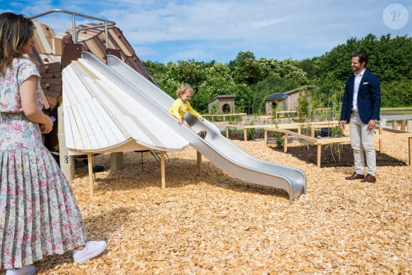 Le prince Carl Philip, le prince Julian de Suède lors de l'inauguration de l’aire de jeux naturelle du Prince Julian dans la réserve naturelle Getterön à Varberg. Le 17 juin 2024  