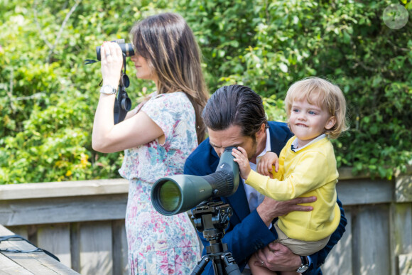 Le prince Carl Philip, la princesse Sofia et leur fils le prince Julian de Suède lors de l'inauguration de l’aire de jeux naturelle du Prince Julian dans la réserve naturelle Getterön à Varberg. Le 17 juin 2024  