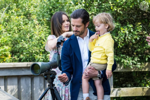 Le prince Carl Philip, la princesse Sofia et leur fils le prince Julian de Suède lors de l'inauguration de l’aire de jeux naturelle du Prince Julian dans la réserve naturelle Getterön à Varberg. Le 17 juin 2024  