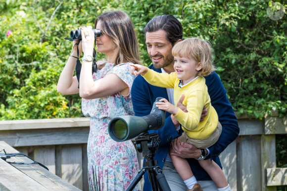 Le prince Carl Philip, la princesse Sofia et leur fils le prince Julian de Suède lors de l'inauguration de l’aire de jeux naturelle du Prince Julian dans la réserve naturelle Getterön à Varberg. Le 17 juin 2024  