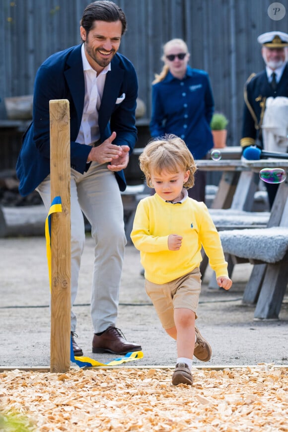 Le prince Carl Philip, le prince Julian de Suède lors de l'inauguration de l’aire de jeux naturelle du Prince Julian dans la réserve naturelle Getterön à Varberg. Le 17 juin 2024  