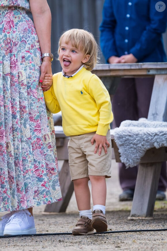 Et multiplié les airs coquins et les tirages de langue... Pas de doute, du côté de la famille royale de Suède, le trublion est tout trouvé !
Le prince Julian de Suède lors de l'inauguration de l'aire de jeux naturelle du Prince Julian dans la réserve naturelle Getterön à Varberg. Le 17 juin 2024 