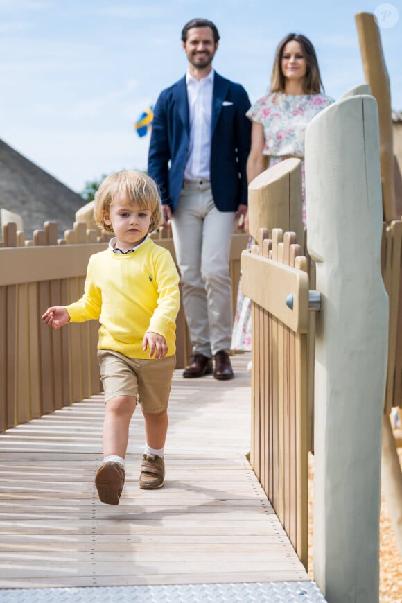 Le prince Carl Philip, la princesse Sofia et leur fils le prince Julian de Suède lors de l'inauguration de l’aire de jeux naturelle du Prince Julian dans la réserve naturelle Getterön à Varberg. Le 17 juin 2024  