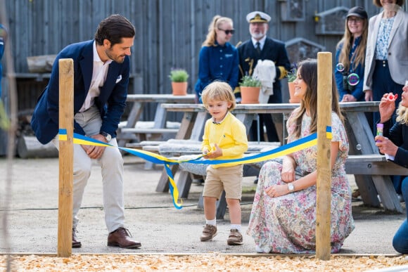 Le prince Carl Philip, la princesse Sofia et leur fils le prince Julian de Suède lors de l'inauguration de l’aire de jeux naturelle du Prince Julian dans la réserve naturelle Getterön à Varberg. Le 17 juin 2024  