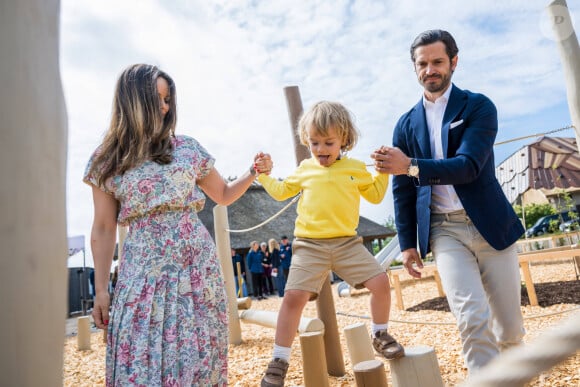 Le prince Carl Philip, la princesse Sofia et leur fils le prince Julian de Suède lors de l'inauguration de l’aire de jeux naturelle du Prince Julian dans la réserve naturelle Getterön à Varberg. Le 17 juin 2024  