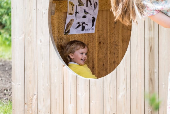 Le prince Julian de Suède lors de l'inauguration de l’aire de jeux naturelle du Prince Julian dans la réserve naturelle Getterön à Varberg. Le 17 juin 2024  