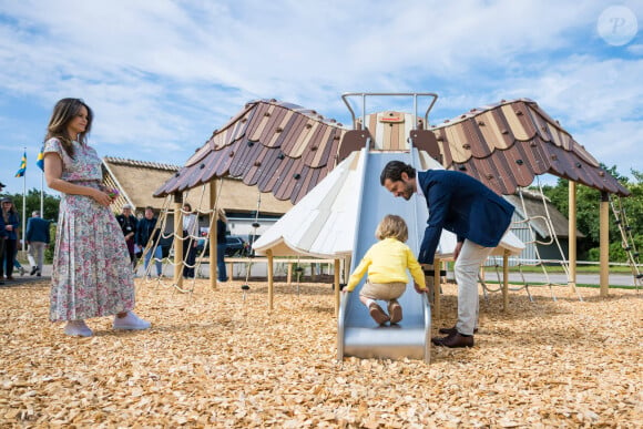 Essayé de remonter le toboggan à l'envers
Le prince Carl Philip, la princesse Sofia et leur fils le prince Julian de Suède lors de l'inauguration de l'aire de jeux naturelle du Prince Julian dans la réserve naturelle Getterön à Varberg. Le 17 juin 2024 