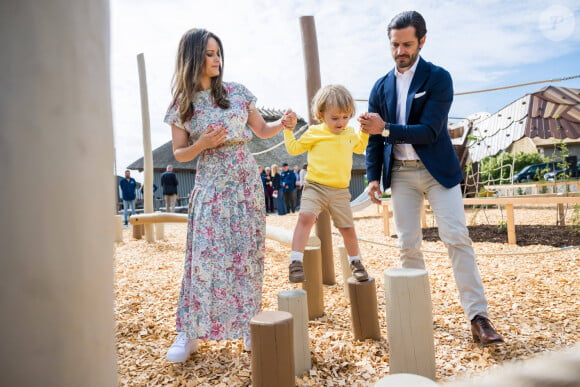 Le prince Carl Philip, la princesse Sofia et leur fils le prince Julian de Suède lors de l'inauguration de l’aire de jeux naturelle du Prince Julian dans la réserve naturelle Getterön à Varberg. Le 17 juin 2024  