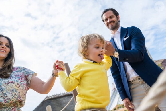 Le prince Carl Philip, le prince Julian de Suède lors de l'inauguration de l’aire de jeux naturelle du Prince Julian dans la réserve naturelle Getterön à Varberg. Le 17 juin 2024  