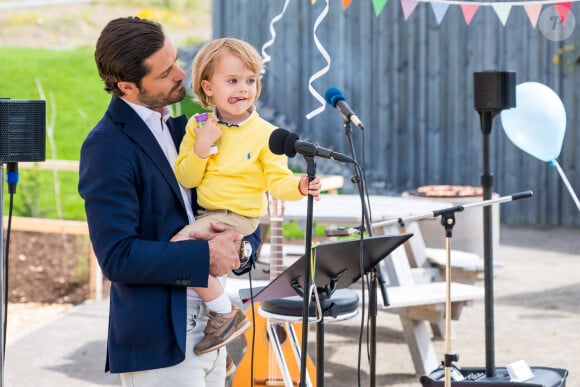 Le prince Carl Philip, le prince Julian de Suède lors de l'inauguration de l’aire de jeux naturelle du Prince Julian dans la réserve naturelle Getterön à Varberg. Le 17 juin 2024  