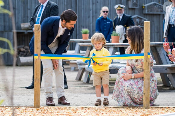 Le prince Carl Philip, la princesse Sofia et leur fils le prince Julian de Suède lors de l'inauguration de l’aire de jeux naturelle du Prince Julian dans la réserve naturelle Getterön à Varberg. Le 17 juin 2024  