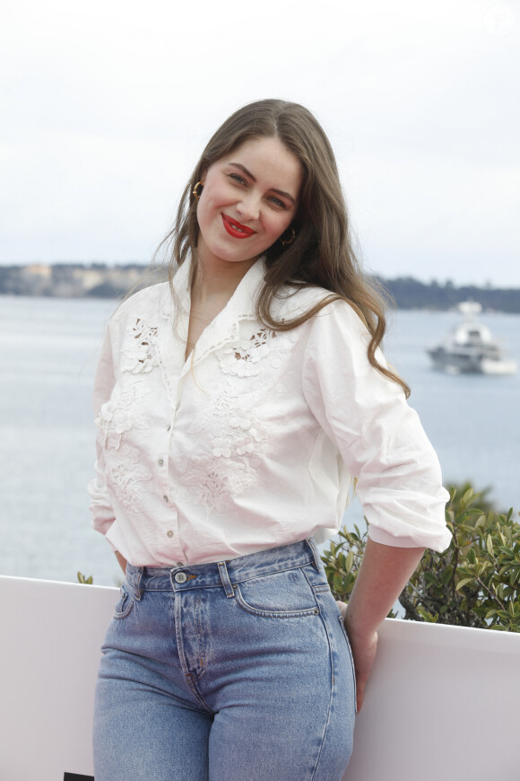 Marie-Ange Casta - Photocall de la série "Visions" lors de la 5ème saison du festival International des Séries "Canneseries" à Cannes, France, le 3 avril 2022. © Denis Guignebourg/Bestimage 