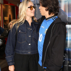 Des regards qui en disent long sur le bonheur, qui dure depuis plus de quatre ans.
Chloé Jouannet et son compagnon Sandor Funtek - Avant-première du film "Nouveau Monde" au Cinéma Espace Saint-Michel à Paris le 19 juin 2024. © Coadic Guirec/Bestimage