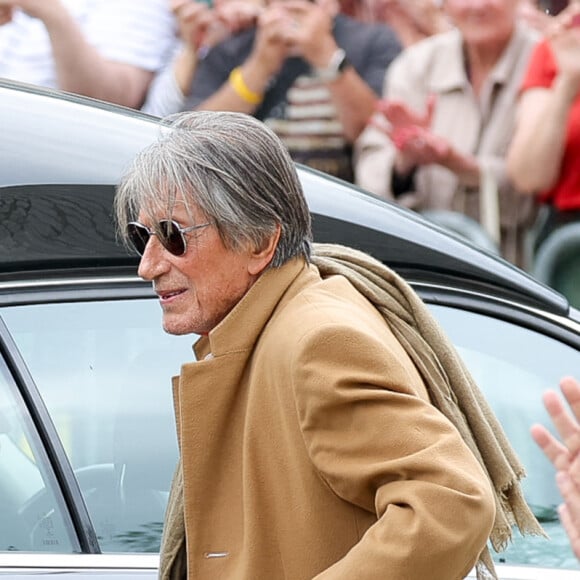 Jacques Dutronc et son fils Thomas Dutronc - Arrivées aux obsèques de l'auteure-compositrice-interprète et actrice française Françoise Hardy au cimetière du Père-Lachaise à Paris, France, le 20 juin 2024. © Jacovides-Moreau/Bestimage 