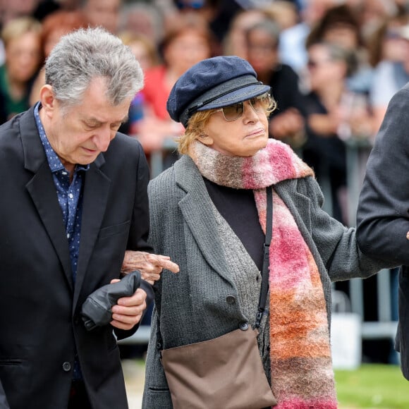 Nadine Trintignant - Arrivées aux obsèques de l'auteure-compositrice-interprète et actrice française Françoise Hardy au cimetière du Père-Lachaise à Paris, France, le 20 juin 2024. © Jacovides-Moreau/Bestimage 