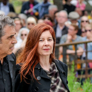 Julien Clerc et sa compagne Hélène Grémillon - Arrivées aux obsèques de l'auteure-compositrice-interprète et actrice française Françoise Hardy au cimetière du Père-Lachaise à Paris, France, le 20 juin 2024. © Jacovides-Moreau/Bestimage 