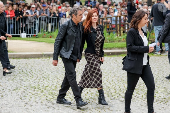 Julien Clerc et sa compagne Hélène Grémillon - Arrivées aux obsèques de l'auteure-compositrice-interprète et actrice française Françoise Hardy au cimetière du Père-Lachaise à Paris, France, le 20 juin 2024. © Jacovides-Moreau/Bestimage 