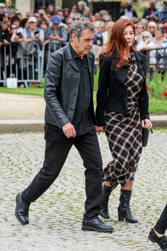 Julien Clerc et sa compagne Hélène Grémillon - Arrivées aux obsèques de l'auteure-compositrice-interprète et actrice française Françoise Hardy au cimetière du Père-Lachaise à Paris, France, le 20 juin 2024. © Jacovides-Moreau/Bestimage 