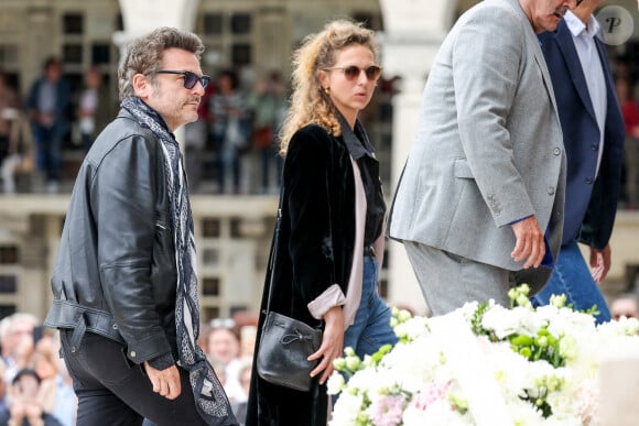 Matthieu Chedid et sa compagne Loïca Saint-M'leux, Louis Chedid - Arrivées aux obsèques de l'auteure-compositrice-interprète et actrice française Françoise Hardy au cimetière du Père-Lachaise à Paris, France, le 20 juin 2024. © Jacovides-Moreau/Bestimage 