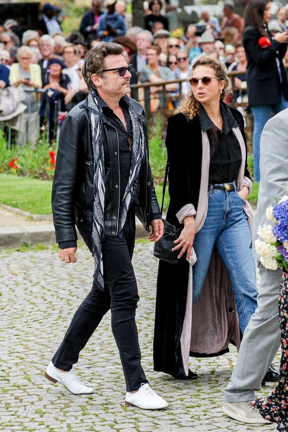 Matthieu Chedid et sa compagne Loïca Saint-M'leux, Louis Chedid - Arrivées aux obsèques de l'auteure-compositrice-interprète et actrice française Françoise Hardy au cimetière du Père-Lachaise à Paris, France, le 20 juin 2024. © Jacovides-Moreau/Bestimage 