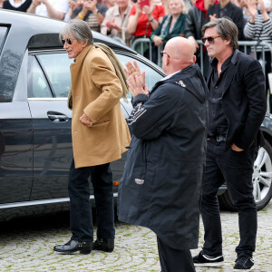 Jacques Dutronc et son fils Thomas Dutronc - Arrivées aux obsèques de l'auteure-compositrice-interprète et actrice française Françoise Hardy au cimetière du Père-Lachaise à Paris, France, le 20 juin 2024. © Jacovides-Moreau/Bestimage 