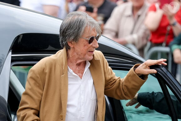 Jacques Dutronc - Arrivées aux obsèques de l'auteure-compositrice-interprète et actrice française Françoise Hardy au cimetière du Père-Lachaise à Paris, France, le 20 juin 2024. © Jacovides-Moreau/Bestimage 