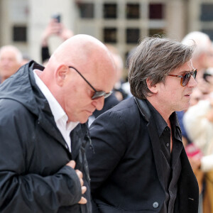 Thomas Dutronc - Arrivées aux obsèques de l'auteure-compositrice-interprète et actrice française Françoise Hardy au cimetière du Père-Lachaise à Paris, France, le 20 juin 2024. © Jacovides-Moreau/Bestimage 