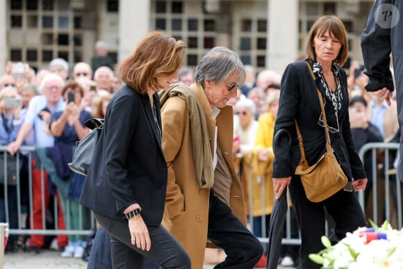 Il profite donc de la douceur de l'île de beauté avec Sylvie désormais
Jacques Dutronc et sa compagne Sylvie Duval - Arrivées aux obsèques de l'auteure-compositrice-interprète et actrice française Françoise Hardy au cimetière du Père-Lachaise à Paris, France, le 20 juin 2024. © Jacovides-Moreau/Bestimage 