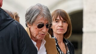 Jacques Dutronc épaulé par sa compagne Sylvie Duval pour dire adieu à Françoise Hardy, le duo réuni avec Thomas