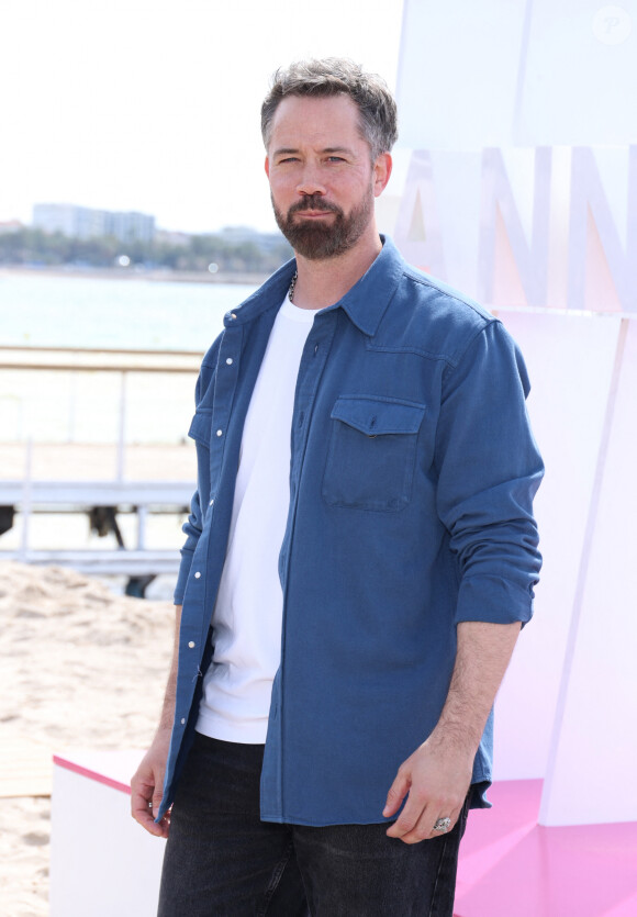 C'est ainsi l'occasion de s'intéresser au chanteur.
Emmanuel Moire - Photocall de "Demain nous appartient" lors du 7ème festival international Canneséries à Cannes, le 6 avril 2024. © Denis Guignebourg / Bestimage 