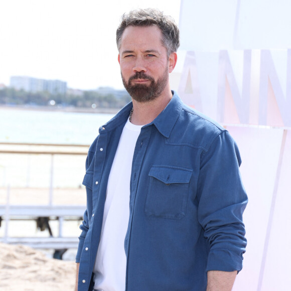 C'est ainsi l'occasion de s'intéresser au chanteur.
Emmanuel Moire - Photocall de "Demain nous appartient" lors du 7ème festival international Canneséries à Cannes, le 6 avril 2024. © Denis Guignebourg / Bestimage 