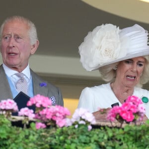 On a vu la femme de Charles III suivre avec énormément d'énergie la course de Gilded Water, le cheval de la famille royale d'Angleterre
 
Camilla Parker Bowles, reine consort d'Angleterre, vit intensément la course hippique, sous le regard du roi Charles III d'Angleterre, à Ascot, le 20 juin 2024.