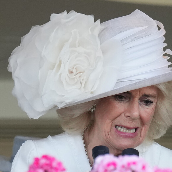 Visiblement, Camilla Parker Bowles est fan de courses hippiques
 
Camilla Parker Bowles, reine consort d'Angleterre, vit intensément la course hippique, sous le regard du roi Charles III d'Angleterre, à Ascot, le 20 juin 2024.
