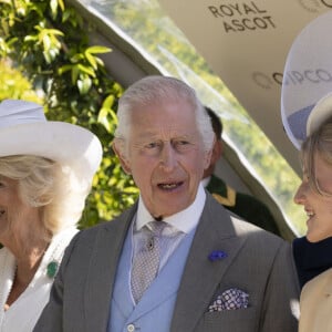 Le roi Charles III d'Angleterre et Camilla Parker Bowles, reine consort d'Angleterre, lors de la présentation de la Gold Cup à Ascot, le 20 juin 2024.