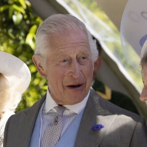 Le roi Charles III d'Angleterre et Camilla Parker Bowles, reine consort d'Angleterre, lors de la présentation de la Gold Cup à Ascot, le 20 juin 2024.