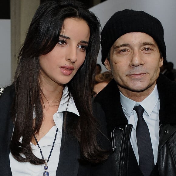 Il évoque aussi le conflit d'héritage survenu après la disparition du chanteur qui s'était marié avec Anissa, peu avant sa mort.
Jean-Luc Delarue et sa compagne Anissa assistent au défilé de la collection automne-hiver 2012-2013 de Christian Dior dans le cadre de la Semaine de la mode de Paris, France, 21 janvier 2012. Photo par Nicolas Briquet/ABACAPRESS.COM