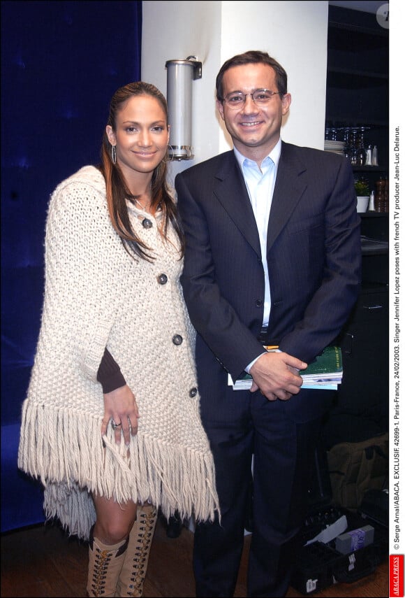 © Serge Arnal/ABACA. EXCLUSIF. 42699-1. Paris-France, 24/02/2003. La chanteuse Jennifer Lopez pose avec le producteur de télévision français Jean-Luc Delarue.