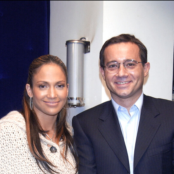 © Serge Arnal/ABACA. EXCLUSIF. 42699-1. Paris-France, 24/02/2003. La chanteuse Jennifer Lopez pose avec le producteur de télévision français Jean-Luc Delarue.