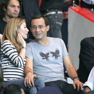 Jean-Luc Delarue et sa compagne Elisabeth Bost assistent au match de football entre le Paris Saint Germain et l'Olympique de Marseille au Parc des Princes à Paris, France, le 10 septembre 2006. Photo par ABACAPRESS.COM