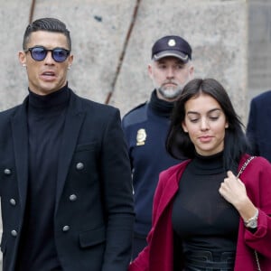 Cristiano Ronaldo quitte le tribunal avec sa compagne Georgina Rodríguez à Madrid le 22 janvier 2019. L'audience devait ratifier l'accord passé entre les avocats du Portugais et le fisc espagnol prévoyant une sanction de 18,8 M€ et une peine de 23 mois de prison qu'il n'aura pas à purger (en Espagne, les peines jusqu'à deux ans de prison ne sont généralement pas appliquées aux personnes sans antécédents judiciaires).