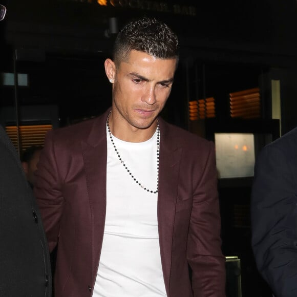 Cristiano Ronaldo, sa compagne Georgina Rodríguez et son fils Cristiano Ronaldo Jr. quittent le restaurant Zela à Londres le 13 novembre 2018.