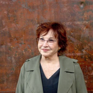 Marlène Jobert devant le premier "décor" de l'histoire du Cinématographe le Hangar apparait en arrière plan du film "La sortie des usines Lumière lors du festival Lumière à Lyon, France, le 21 octobre 2022. © Sandrine Thesillat/Panoramic/Bestimage