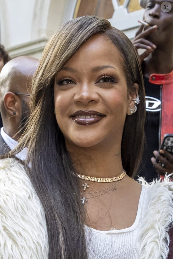 Récemment, Rihanna a été révélée comme nouvelle égérie du parfum J'adore de Dior. 
Rihanna en backstage du défilé Homme A$AP Rocky X American Sabotage by AWGE Printemps/Été 2025 dans le cadre de la Fashion Week de Paris, France, le 21 juin 2024. © Olivier Borde/Bestimage 